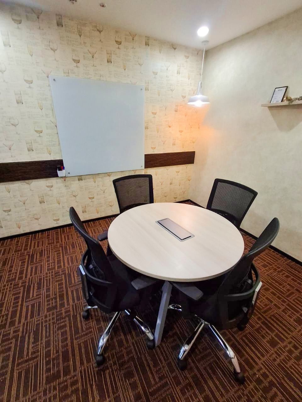 4 Seater Meeting Room