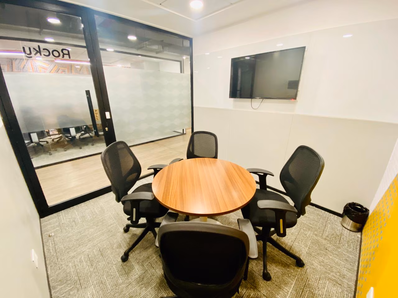 4 Seater Meeting Room